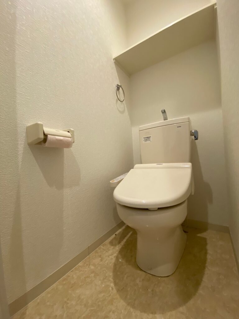 温水便座付きのトイレの写真