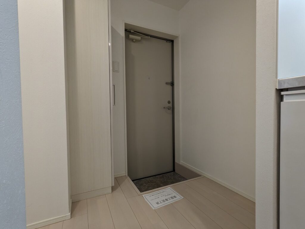 室内から撮影した玄関