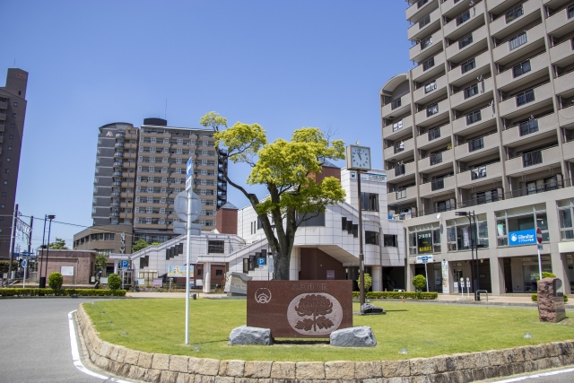 Read more about the article 駅近vs郊外、安いだけで選ぶと損する？賃貸初心者が見落としがちな3つの視点