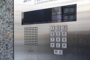 Read more about the article “オートロック付き＝安全”は勘違い？防犯性で選ぶなら見るべき5つのポイント